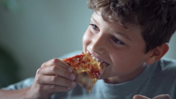 Młody Chłopiec Pizzę Dziecko Jedzenie Węglowodanów — Wideo stockowe