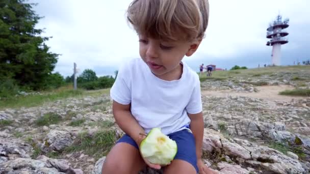 Niño Sosteniendo Merienda Manzana Verde Aire Libre Después Caminata — Vídeo de stock