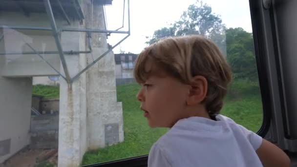 Παιδί Μέσα Τηλεπαιχνιδιακή Μεταφορά Ανεβαίνει Θέα Τοπίο Παιδί Κατά Διάρκεια — Αρχείο Βίντεο