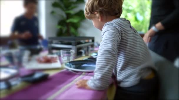 Kleinkind Greift Nach Essen Vom Tisch Lässiger Familienerlebnis — Stockvideo