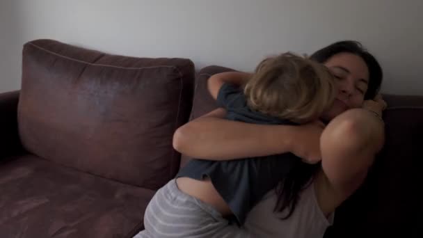 Madre Bambino Che Abbracciano Mamma Abbraccia Bambino Sul Divano — Video Stock