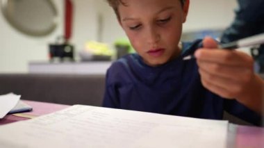 Çocuk ödev yapmakta zorlanıyor, çocuk gelişim konusunda zorlanıyor.