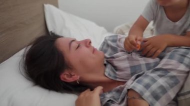 Anne ve baba sabah uyandığında yanında çocuğuyla birlikte anne uyanır.