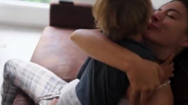 Mutlu anne öpüyor ve sarılıyor küçük oğlu annelik sevgi ve şefkat