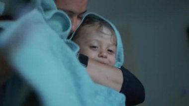 Anne, yıkandıktan sonra çocuğu havluyla temizliyor.