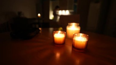 Geceleri üç romantik mum.