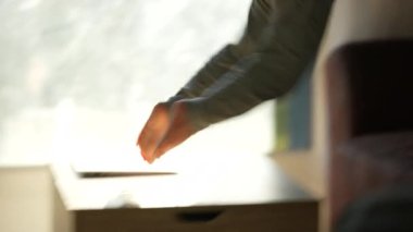 Küçük çocuk kanepede zıplayıp masaya tırmanıyor, evde oynayan küçük bir çocuk.