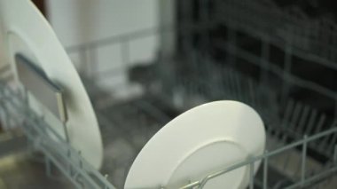 Bulaşık makinesine kap kacak koyan kişi