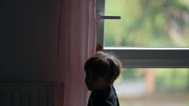 Çocuk penceresi açıyor, yürümeye başlayan çocuk pencereyi açıyor