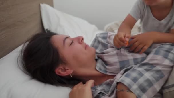 Föräldrar Vaknar Sängen Med Barn Vid Hennes Sida Morgonen Mor — Stockvideo