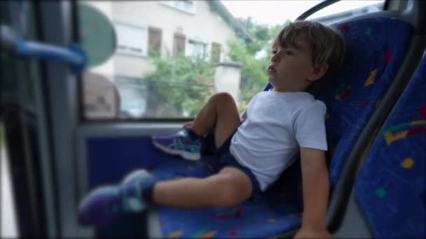 Bambino Viaggia Autobus Guardando Fuori Dal Finestrino — Video Stock