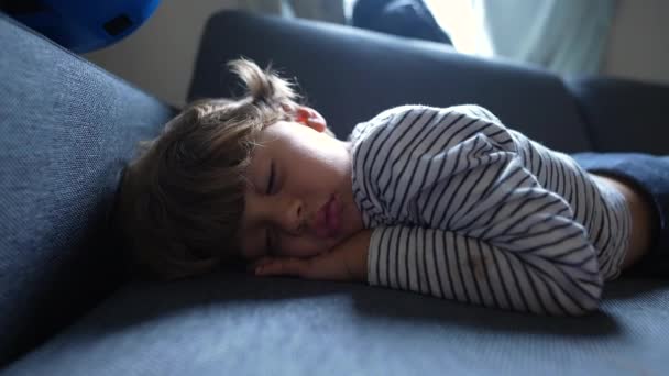 Παιδί Κοιμάται Βαθιά Κατά Διάρκεια Απογευματινού Ύπνου — Αρχείο Βίντεο