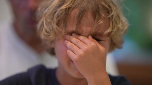 Uplakaný Malý Chlapec Pláče Otec Utěšující Dítě — Stock video