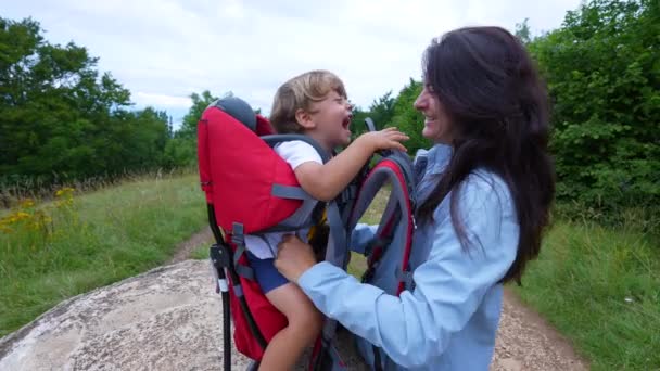 ハイキング中の幸せな母親と子供が一緒に笑って笑顔 — ストック動画