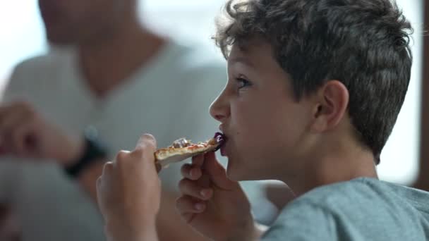 Młody Chłopiec Pizzę Dziecko Jedzenie Węglowodanów — Wideo stockowe