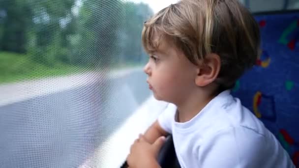 Ένας Επιβάτης Μικρό Αγόρι Που Ταξιδεύει Λεωφορείο Κοιτάζοντας Έξω Από — Αρχείο Βίντεο