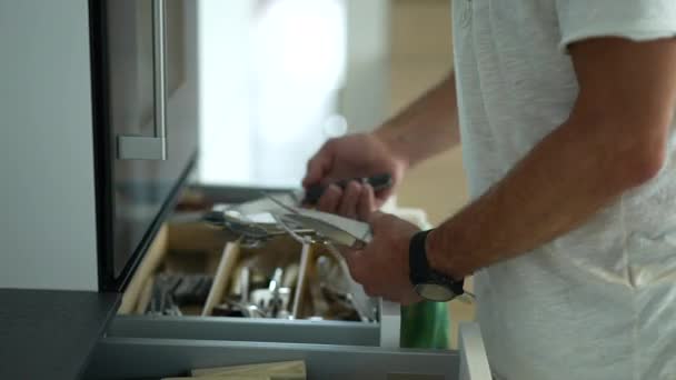 Лицо Организующее Посуду Ящике Ящика Положить Вилки Ножи Ложки — стоковое видео