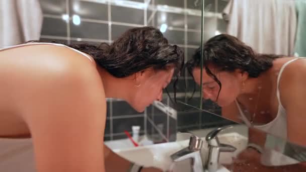 Женщина Стирает Маску Человек Очищает Лицо Краном Воды — стоковое видео