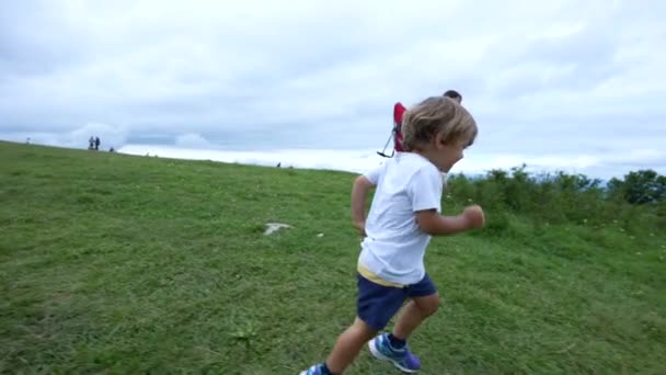 Niño Feliz Corriendo Afuera Junto Con Mamá Durante Día Caminata — Vídeo de stock