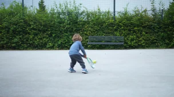 Niño Pequeño Activo Jugando Tenis Golpeando Pelota Con Raqueta — Vídeos de Stock