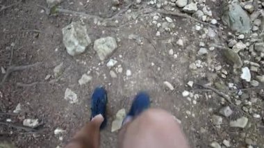 İnsan bacaklarıyla doğa yürüyüşü yapan doğa yürüyüşçüsü.