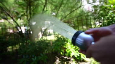 Evin bahçesinde su fışkırtıyor.