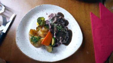 Restoranda tabakta gurme eti