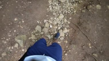 İnsan bacakları dışarıda yürüyor erkek ayakkabıları dışarıda yürüyor.