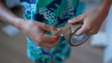 El yırtma koli bandı aracı