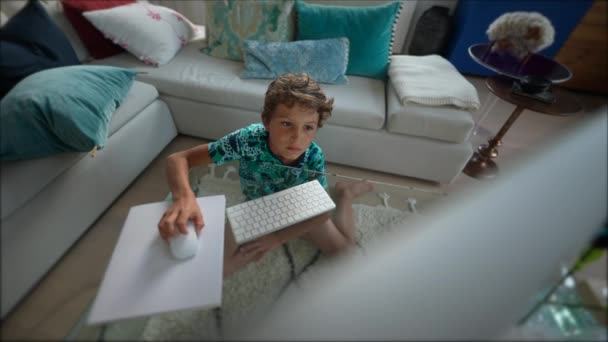 Niño Hojeando Internet Niño Usando Computadora — Vídeos de Stock