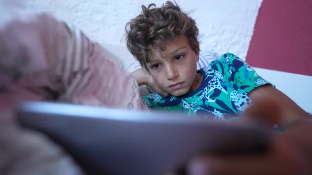 Egy Függő Gyerek Bámulja Mobiltelefon Képernyőjét Reggeli Ágyban — Stock videók