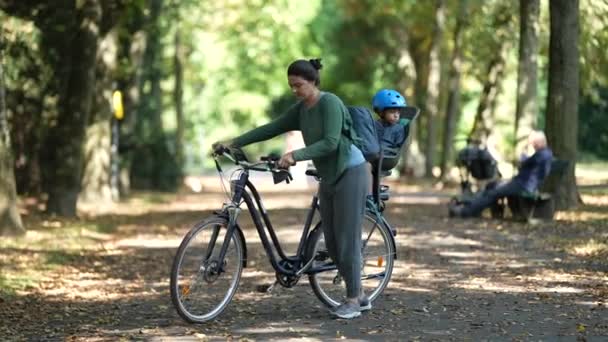 Szczęśliwa Matka Dziecko Zewnątrz Niosące Dziecko Rowerowe Tylnym Siedzeniu Roweru — Wideo stockowe