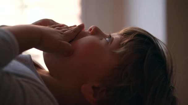 Niño Comiendo Pedazo Comida Mientras Sueña Despierto Acostado Sofá — Vídeo de stock