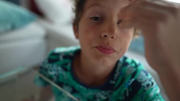 Trött Barn Gnugga Ansikte Frustration Upprörd Upptagen Unge — Stockvideo