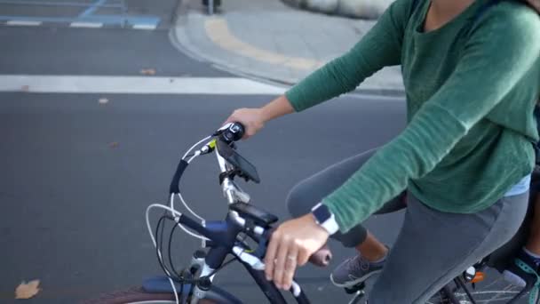 Человек Держащий Велосипед Езда Велосипеде Улице Коммутируясь — стоковое видео