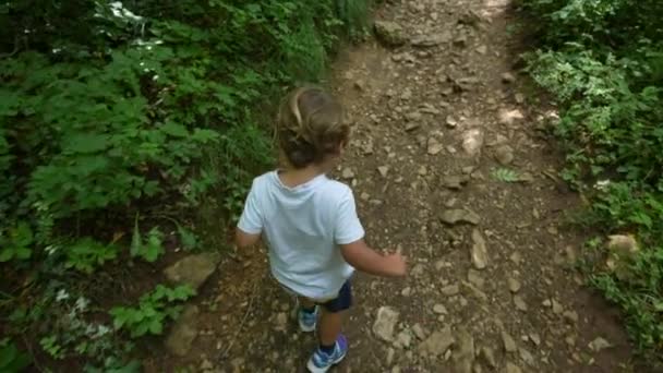 Niño Corriendo Naturaleza Camino Verde Desde Arriba Ángulo Niño Deportivo — Vídeo de stock