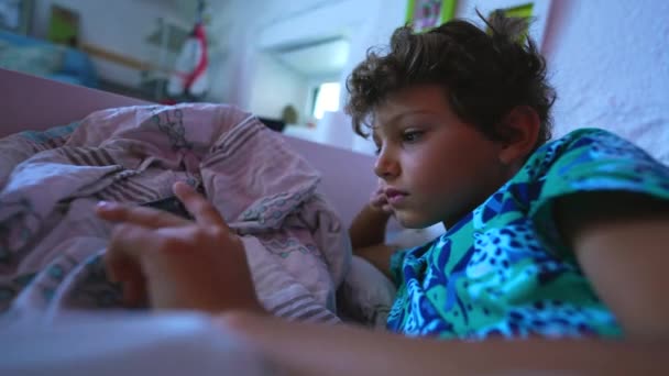 Bambino Che Guarda Contenuti Online Sul Dispositivo Smartphone Letto — Video Stock