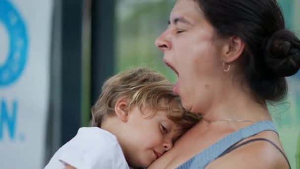 Κουρασμένη Μητέρα Χασμουριέται Κρατώντας Εξαντλημένο Παιδί Στην Αγκαλιά Κοιμισμένος Γονέας — Αρχείο Βίντεο