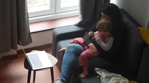 Candid Mãe Criança Assistindo Mídia Entretenimento Casa Juntos — Vídeo de Stock