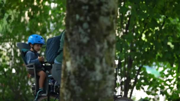 Madre Hijo Montar Bicicleta Niño Asiento Trasero Bicicleta Con Paseos — Vídeos de Stock