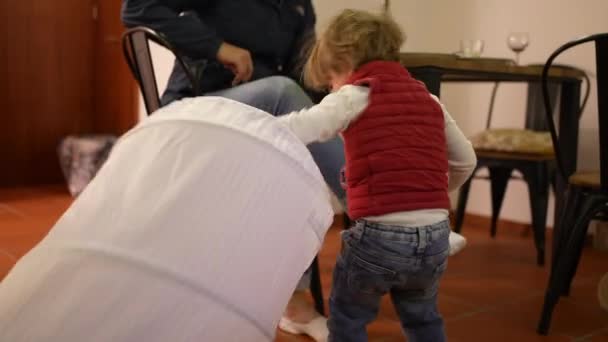 Παιδί Παίζει Καλάθι Πλυντηρίου — Αρχείο Βίντεο