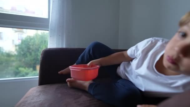 Niño Acostado Sofá Niño Descansando Acuesta Sofá Siesta — Vídeos de Stock