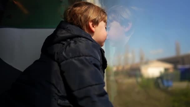 Bambino Viaggio Treno Appoggiato Finestrino — Video Stock