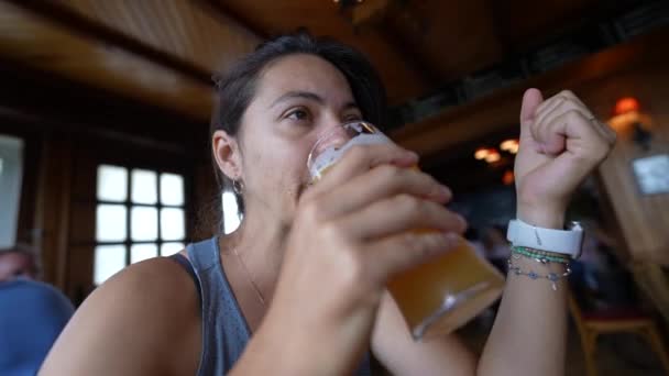 Persona Beber Cerveza Corriente Mujer Bebidas Alcohólicas — Vídeos de Stock