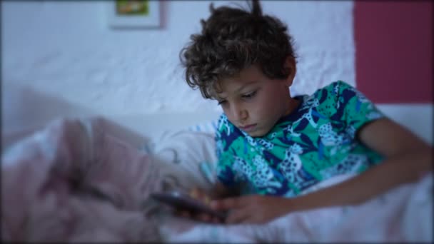 Bambino Che Utilizza Smartphone Letto Bambino Che Fissa Schermo Del — Video Stock