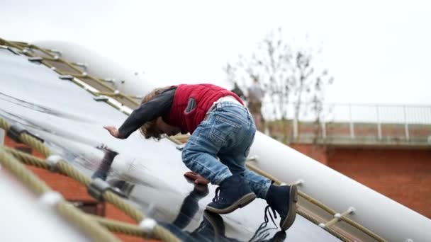 Kind Klimmen Speeltuin Structuur Schuifregelaar — Stockvideo