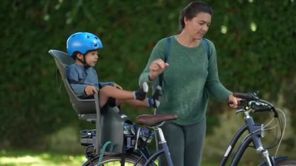 Madre Llevando Bicicleta Afuera Parque Con Niño Bicicleta Del Asiento — Vídeos de Stock