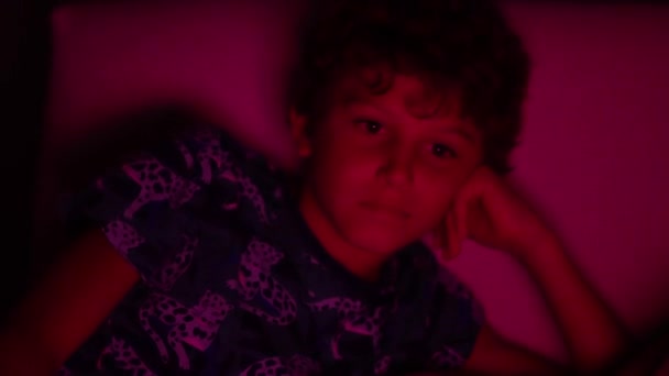 Chłopiec Zahipnotyzowany Przez Film Nocy Oglądając Film — Wideo stockowe