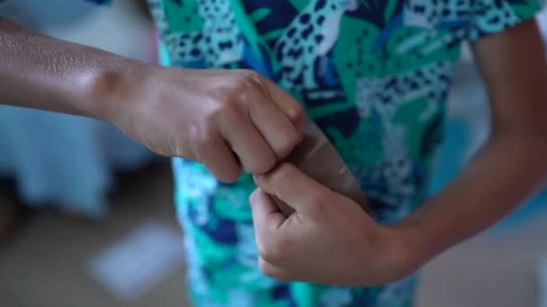 Dětské Ruce Snaží Použít Lepicí Pásku Nelze Rozepnout — Stock video