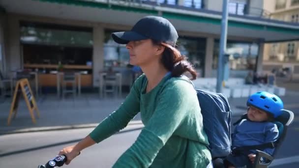 Moeder Paardrijden Fiets Stedelijke Straat Met Kind Achterbank Slapen — Stockvideo